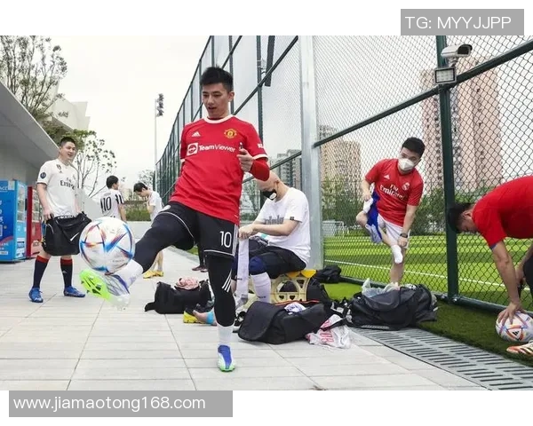 时尚界的足球明星如何在绿茵场与T台之间游刃有余展现个人魅力与风格